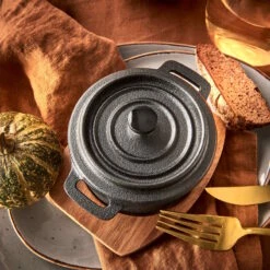 Mini-Serviertopf Mit Holzuntersetzer L 14 X B 11cm HOT IRON In Schwarz 15 Mini-Serviertopf Mit Holzuntersetzer L 14 X B 11cm HOT IRON In Schwarz -Küchenwelt Verkauf butlers mini serviertopf mit holzuntersetzer l 14 x b 11cm hot iron in schwarz 5