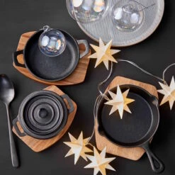 Mini-Serviertopf Mit Holzuntersetzer L 14 X B 11cm HOT IRON In Schwarz 16 Mini-Serviertopf Mit Holzuntersetzer L 14 X B 11cm HOT IRON In Schwarz -Küchenwelt Verkauf butlers mini serviertopf mit holzuntersetzer l 14 x b 11cm hot iron in schwarz 6